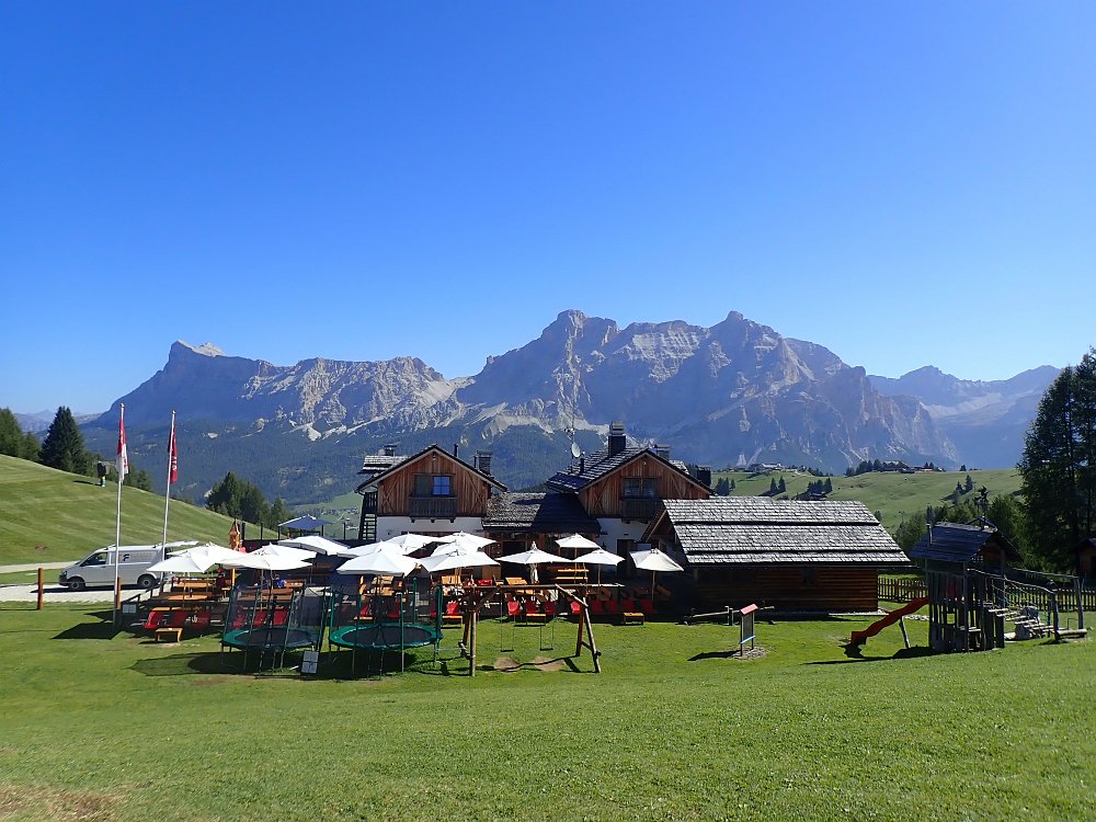 08300862.JPG - Heute geht es an der Hütte..