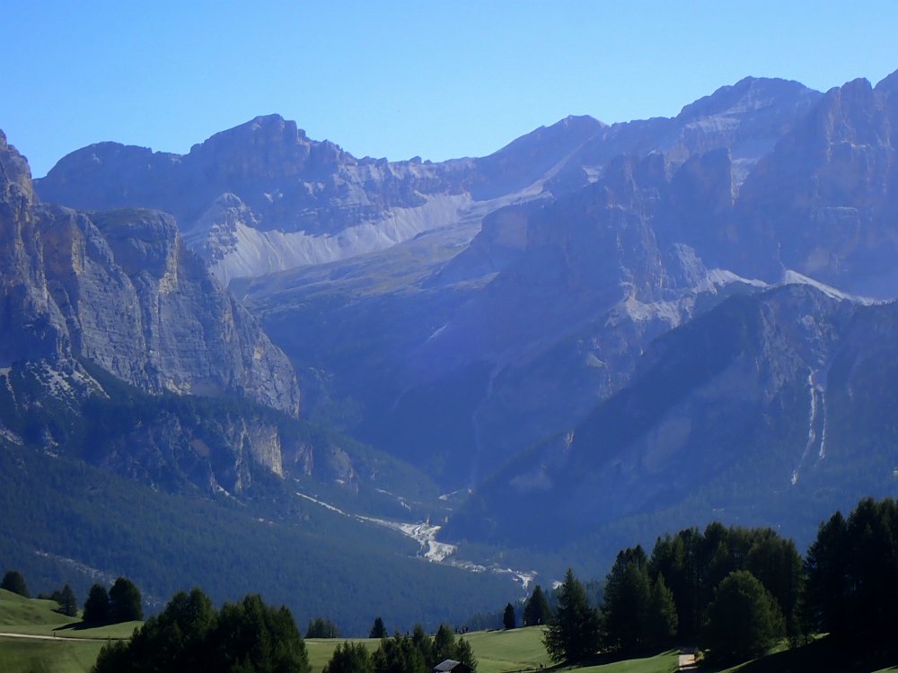 08300870.JPG - Zoom zur Abfahrt vom Falzaregopass.