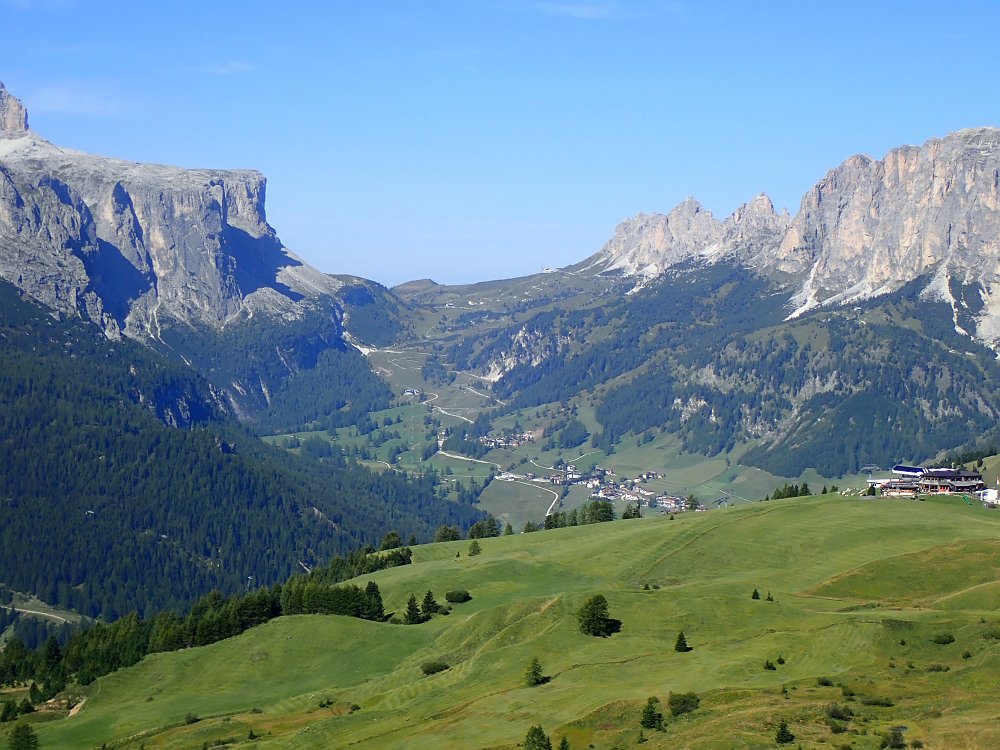 08300871.JPG - Zoom Kolfuschg und Grödnerjoch.