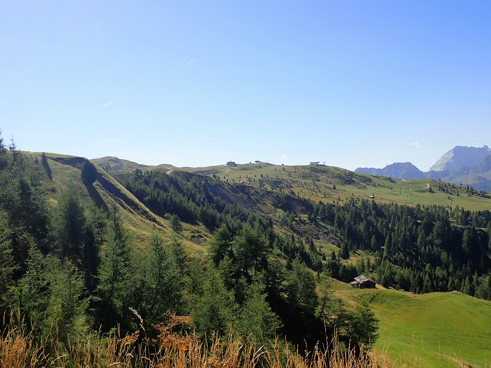 08300877.JPG - Man sieht unser Ziel- die Pralongiahütte.