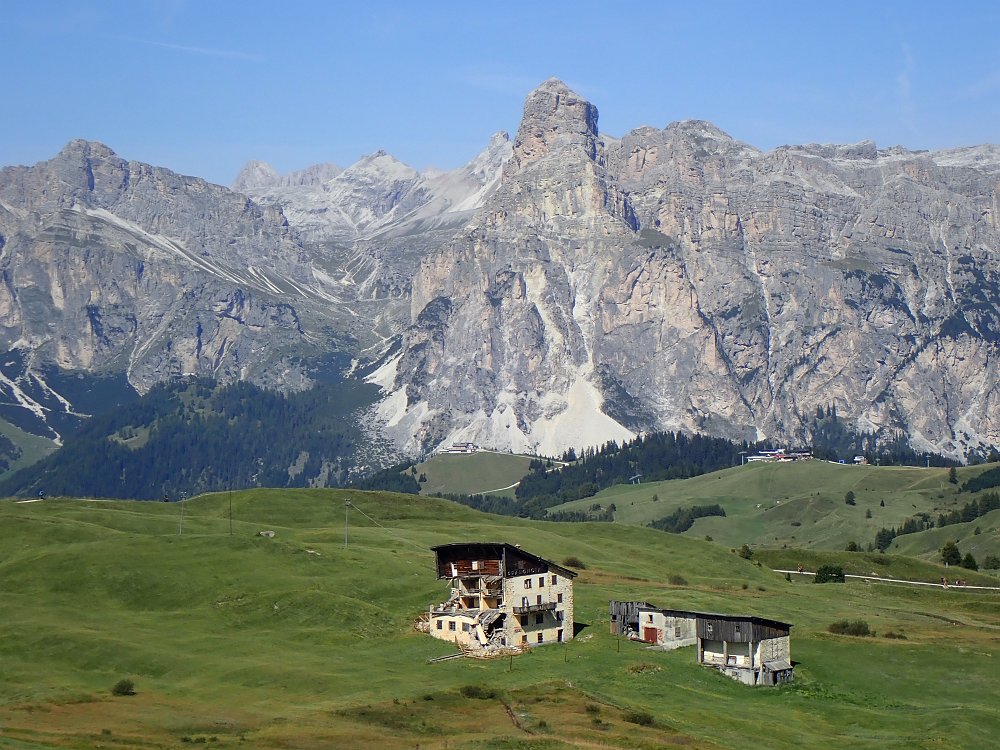 08300895.JPG - Im Gegensatz zur Hütte hier, sind wir noch recht frisch.