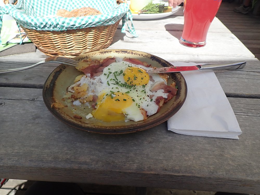 08300906.JPG - Dann gehts in die Hütte zum Mittagessen.