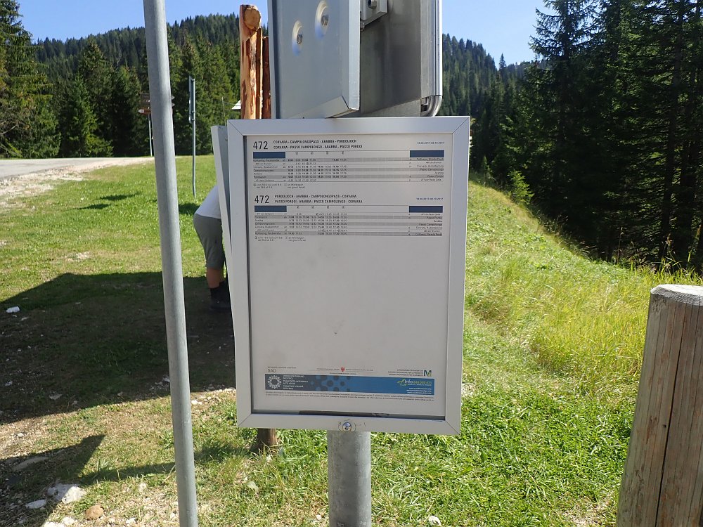 08300918.JPG - Leider hatte die Vinothek zu. Wir sind dann mit dem Lift runter zur Planacstraße, da hier eine Busstation ist. Naja aber zwei Stunden auf den Bus nach Corvara warten, wollten wir dann doch nicht.