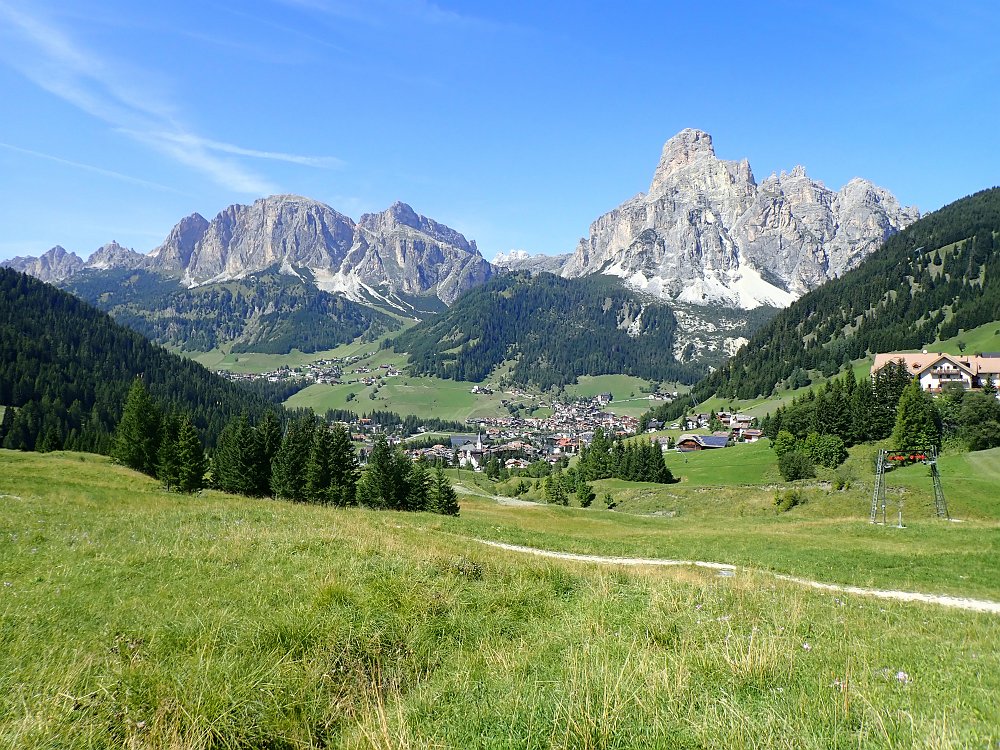 08300924.JPG - Wir machen eine kurze Rast mit einem schönen Blick auf Corvara zwischen Sas Ciampac (Ziel 2010) und Sassongher (Ziel 2011)