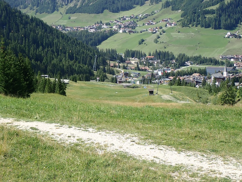 08300931.JPG - Genug der Spielereien, wir queren die Piste neben dem Schlepplift..