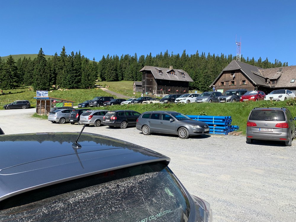 IMG_2647.jpg - Start beim diesmal überfüllten Parkplatz beim Salzstiegelhaus. meine Befürchtungen, die wären alle am Berg, hat sich nicht bestätigt, es war da in der Nähe ein Fest.
