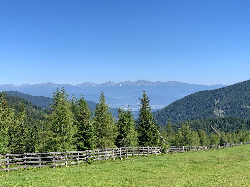 IMG_2652.jpg - ..ist heute wolkenlos. Blick in die Seckauer.