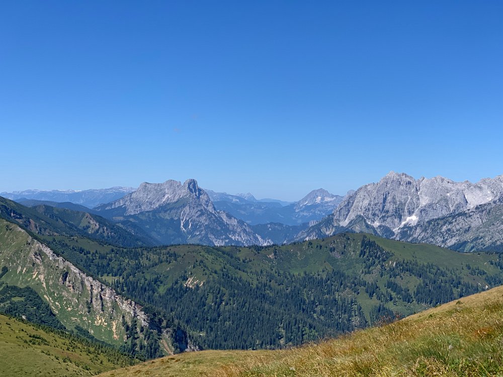 IMG_4663.jpg - Blick zurück. Links der Mitte die Admonter Trilogie (Admonter Kaibling, Sparafeld, Admonter Reichenstein)