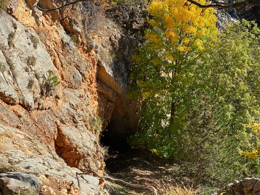 2019.10.13 11.29.40.jpg - ...da ist immer schon eine Höhle gewesen? (vermutlich...)