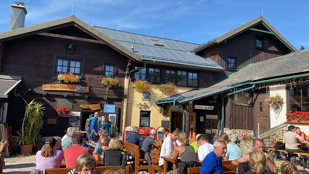 2019.10.13 12.43.46.jpg - Bei der Wilhekm Eichert Hütte gibt es nun ein Mittagessen...