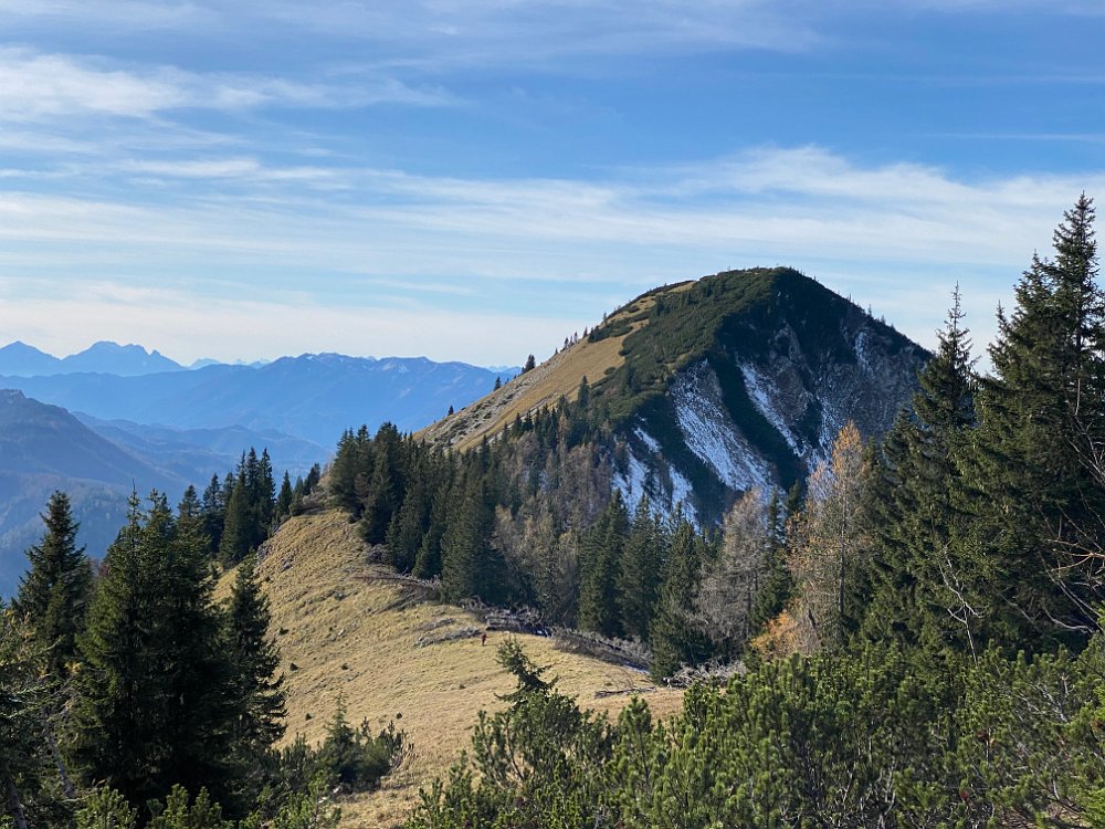 2019.11.01 13.36.43.jpg - Wir verzichten aber aus zeitgründen heute, und begnügen uns mit dem Mittleren Zellerhut. Blick auf den Großen, den wir uns sparen.