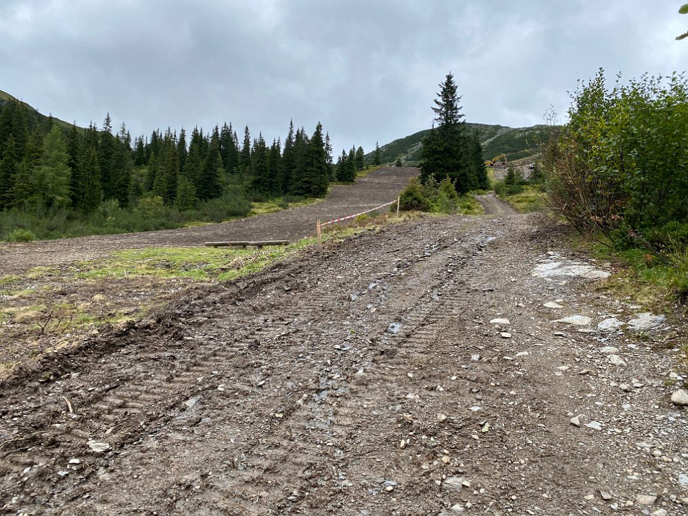 IMG_5578.jpg - Die Arbeiten an den neuen Pisten samt Beschneiung sind noch voll im Gang, daher sind die inneren Wanderwege im Kessel gesperrt.