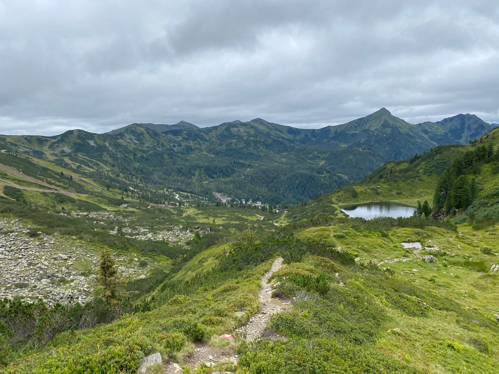 IMG_5602.jpg - .. Aber dann werden wir mit einem herrlichen Blick auf die Planneralm belohnt.