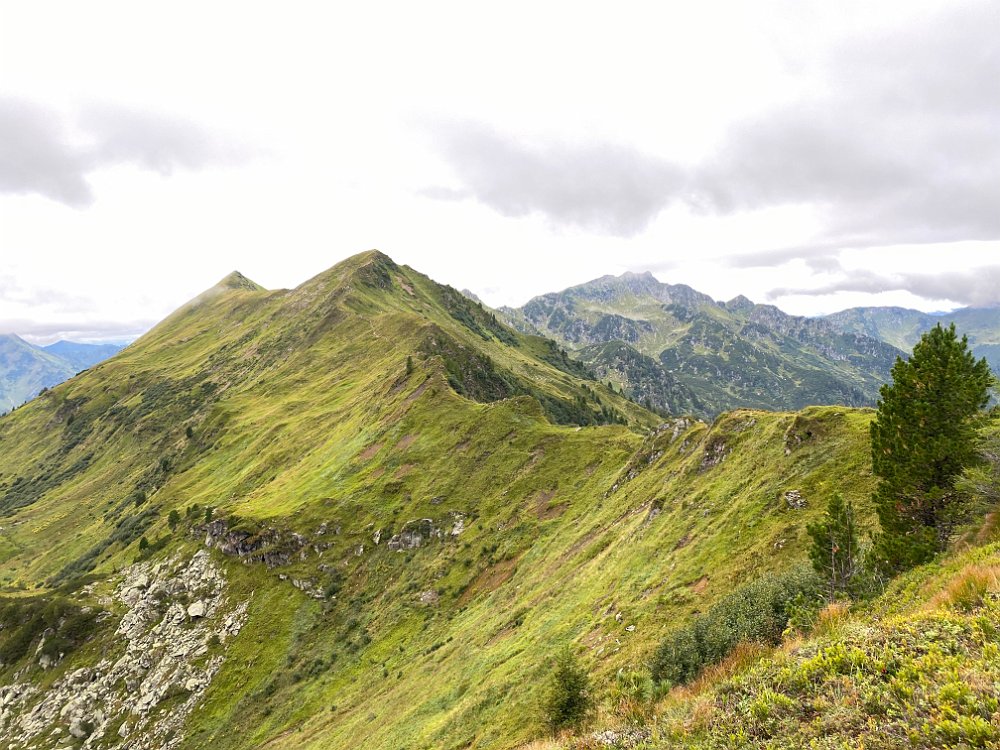 IMG_5610.jpg - ..könnten wir den Grat mal vesuchen. Leider ist es halt nass, aber mal schauen.