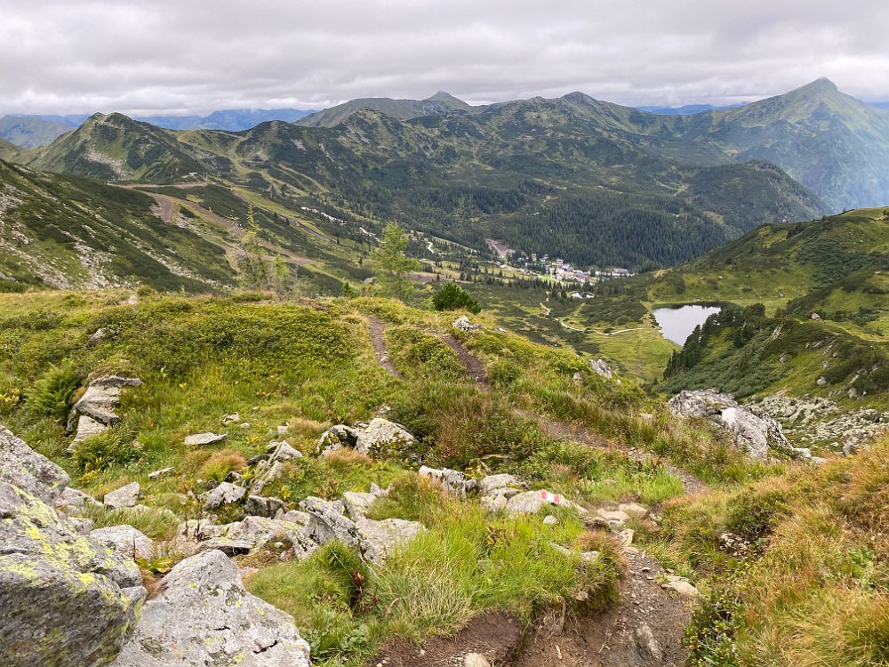 IMG_5626.jpg -  Da man wegen der Bauarbeiten leider auch keinen Abschnitt des Plannerkesselgrates gehen kann, beschließen wir nach der längeren Anreise, es für heute gut sein zu lassen.