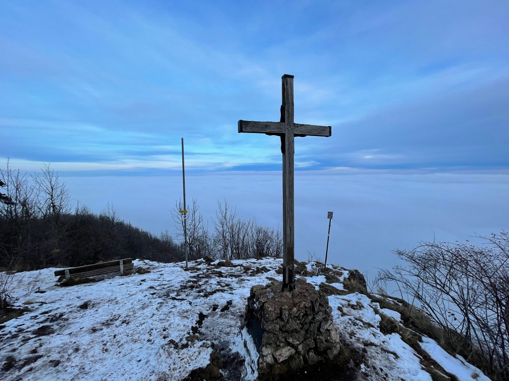 IMG_0957.jpeg - ..aber herrlich über dem Nebelmeer. Leider ist die Sonne schon weg und es ist recht frisch. Dunkel wird es auch schnell.