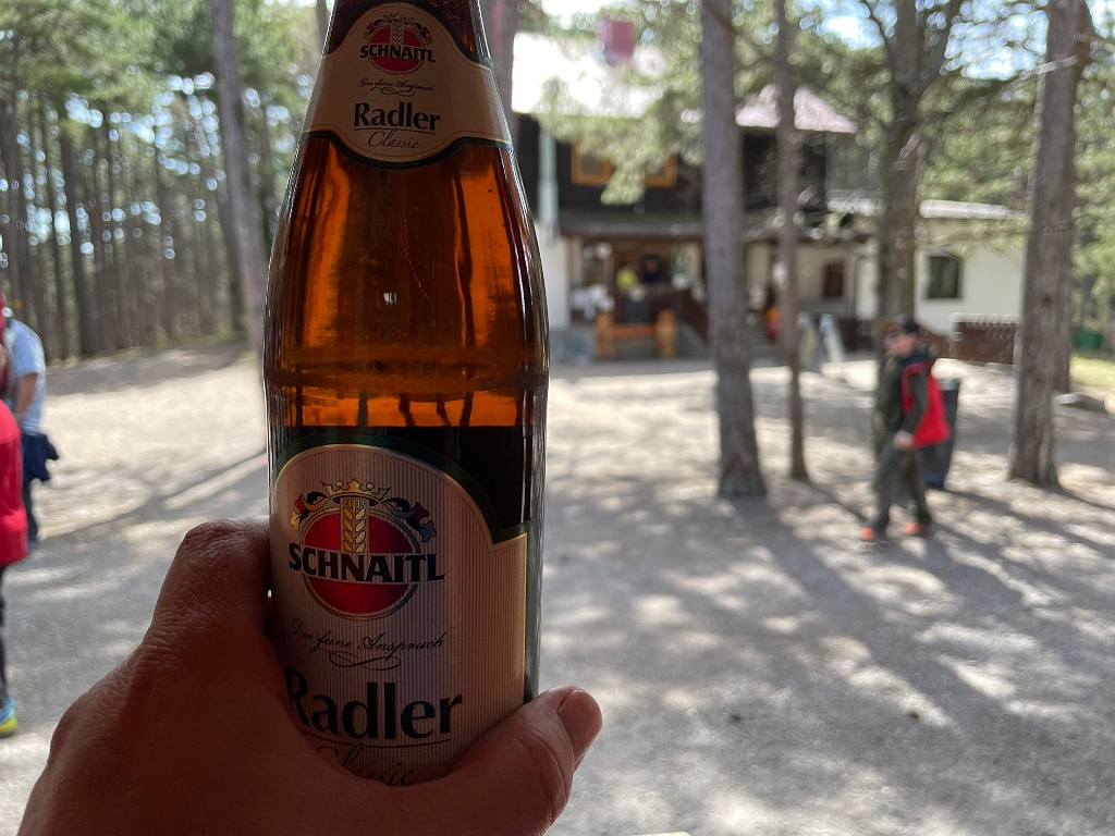 IMG_2074.jpg - Kurze Trinkpause bei der Vöslauer Hütte.Wegen Corona gibt es einen Radler to go.