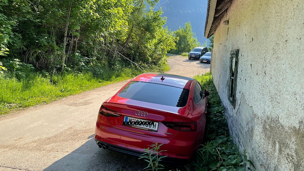 IMG_2812.jpg - Nachdem der Parkplatz vorne voll ist, parke ich etwas rustikal ein.