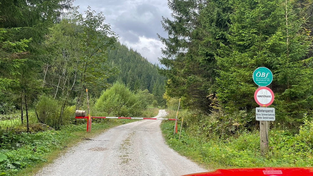 IMG_4938.jpg - Hier ist der Weg zum Kastenriegel versperrt, aber rechts geht es dann schon die Straße hinauf.