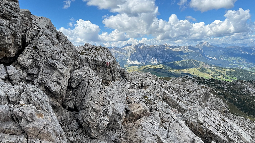 2022.08.29 13.33.59.jpg - Nun geht es wieder durch die Felsen...