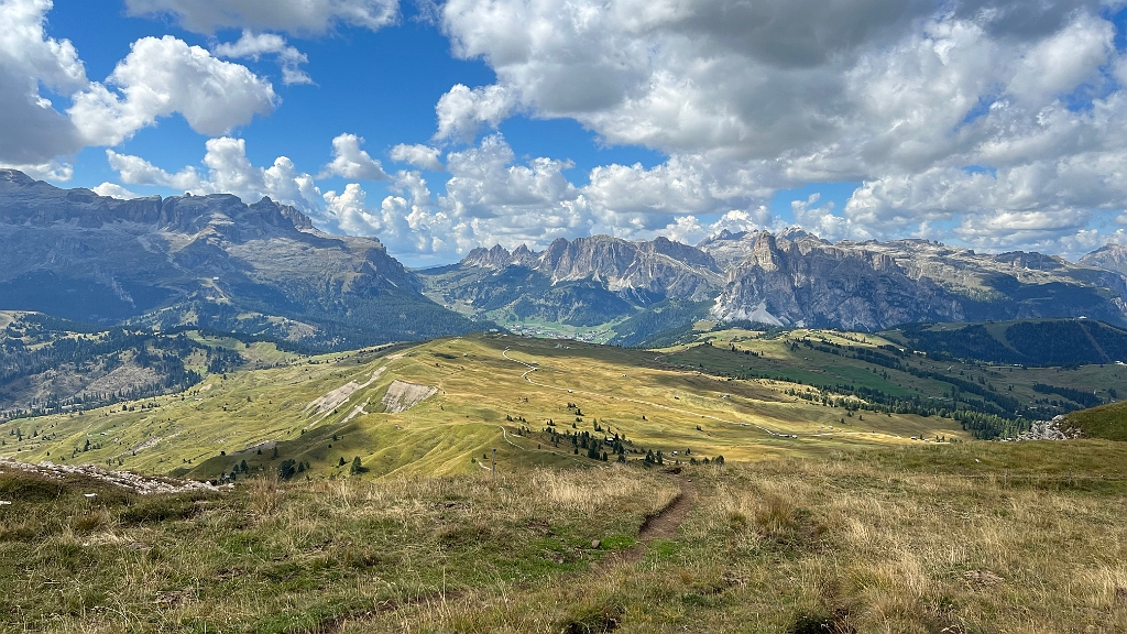 2022.08.29 14.04.40.jpg - Blick Richtung Grödnerjoch und Kolfuschg