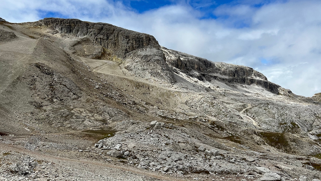 2022.08.31 12.12.52.jpg - Hier sieht man die Piste, die man in das Tal zu den Pferden hinunter fährt.