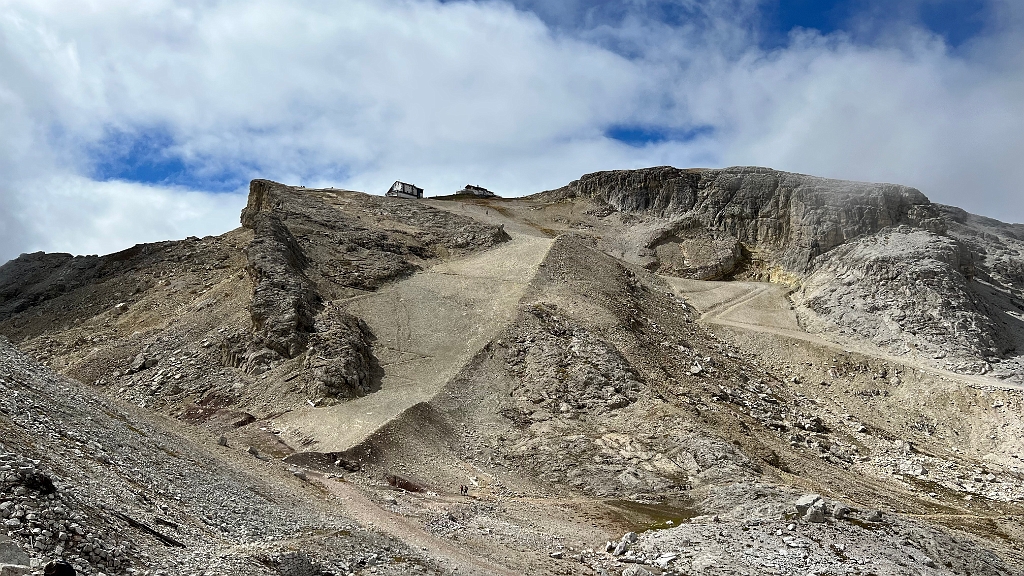 2022.08.31 12.15.20.jpg - Die beiden Pisten. Rechts die mir bekannte, links die Piste zur Talstation, die wir heute begehen werden.